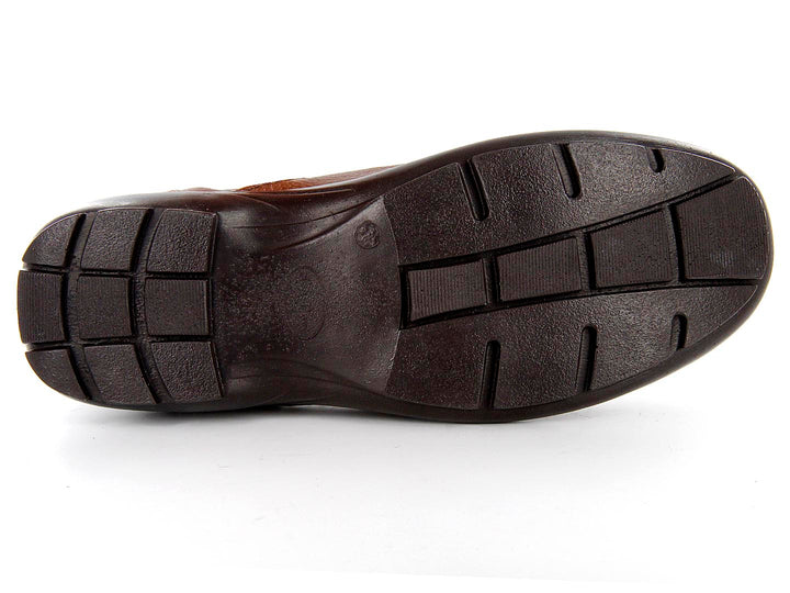 Zapato casual para hombre de cuero marrón con cordones y suela negra.