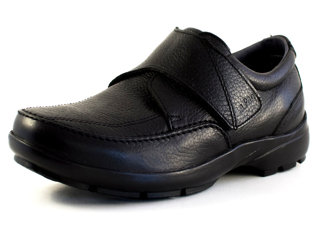 Zapato casual para hombre de color negro con textura de cuero y correa ajustable.