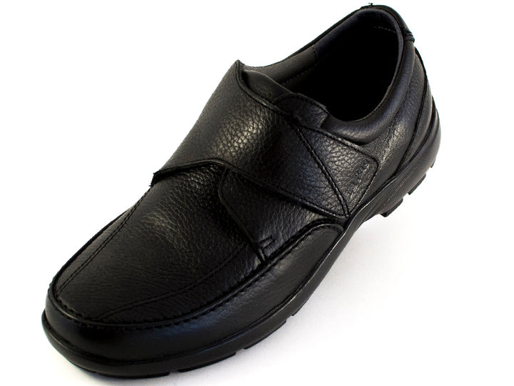 Zapato casual para hombre de color negro con textura de cuero y correa ajustable.