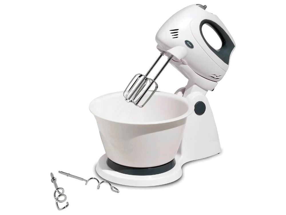 Batidora de pedestal Oster blanca con tazón y accesorios de batido metálicos.