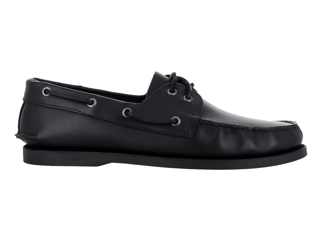 Zapato tipo mocasín de color negro con cordones y ojillos metálicos sobre fondo blanco.
