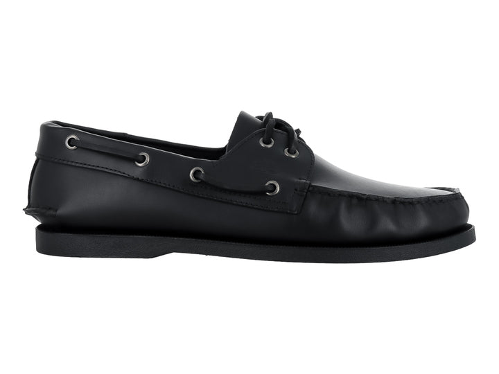 Zapato tipo mocasín de color negro con cordones y ojillos metálicos sobre fondo blanco.