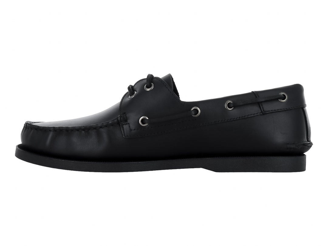 Zapato tipo mocasín de color negro con cordones y ojillos metálicos sobre fondo blanco.