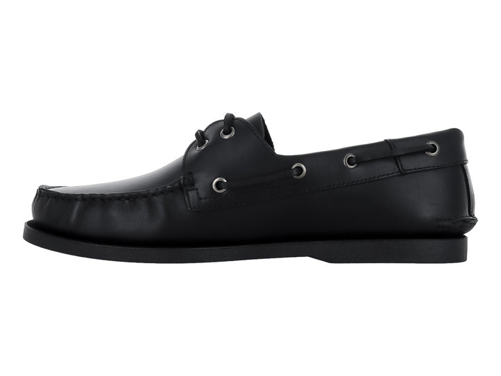 Zapato tipo mocasín de color negro con cordones y ojillos metálicos sobre fondo blanco.
