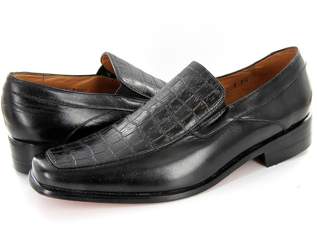 Zapatos mocasines negros de cuero con detalle de textura tipo cocodrilo en la parte superior.