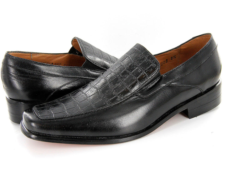 Zapatos mocasines negros de cuero con detalle de textura tipo cocodrilo en la parte superior.