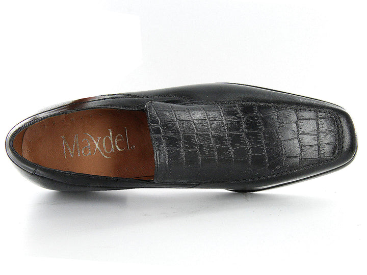 Zapatos mocasines negros de cuero con detalle de textura tipo cocodrilo en la parte superior.