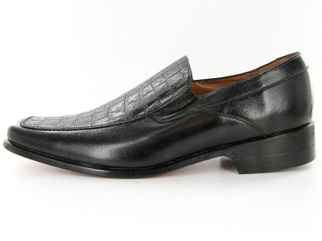 Zapatos mocasines negros de cuero con detalle de textura tipo cocodrilo en la parte superior.
