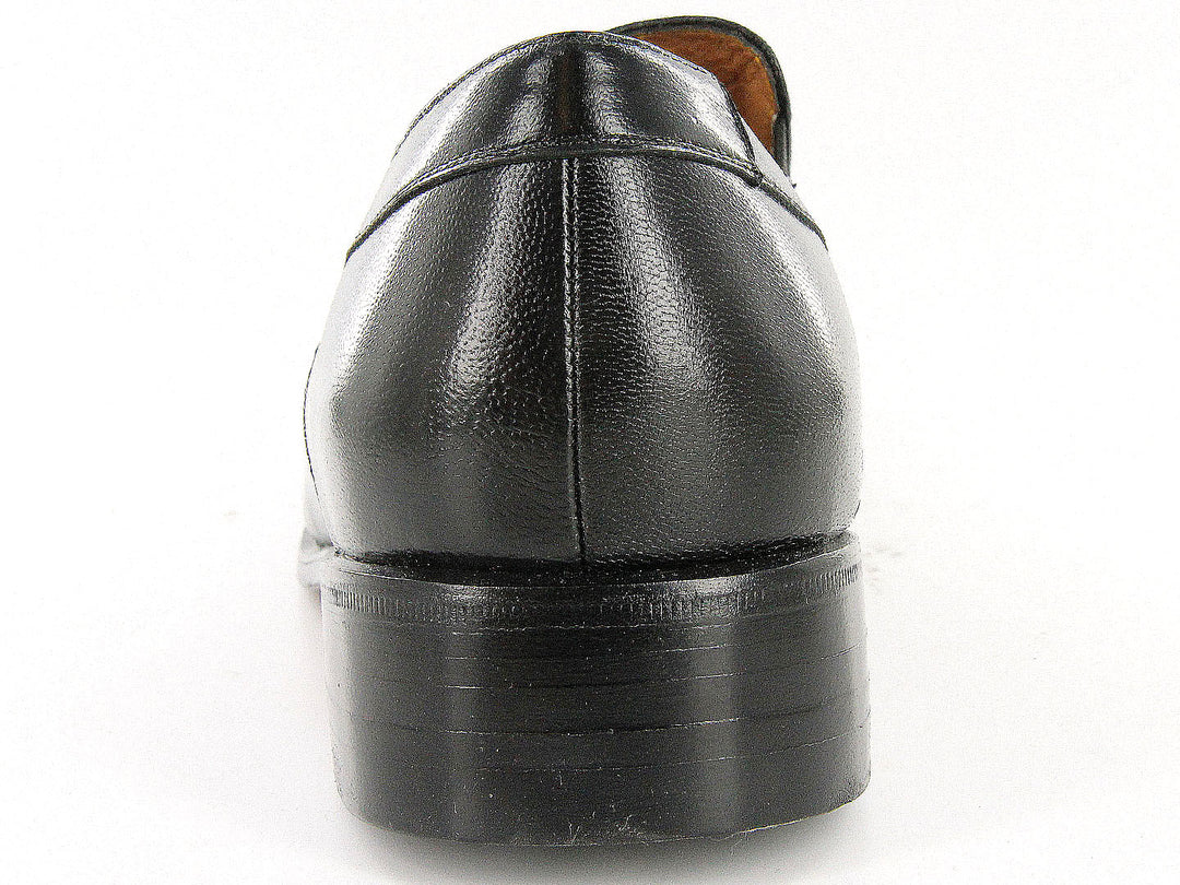 Zapatos mocasines negros de cuero con detalle de textura tipo cocodrilo en la parte superior.