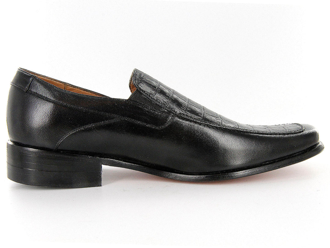 Zapatos mocasines negros de cuero con detalle de textura tipo cocodrilo en la parte superior.