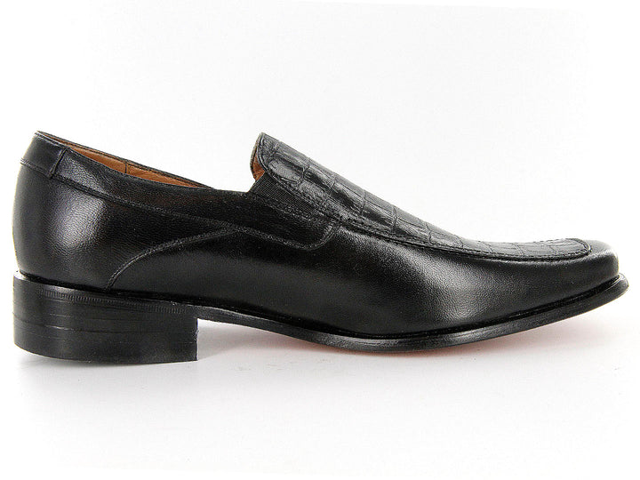 Zapatos mocasines negros de cuero con detalle de textura tipo cocodrilo en la parte superior.