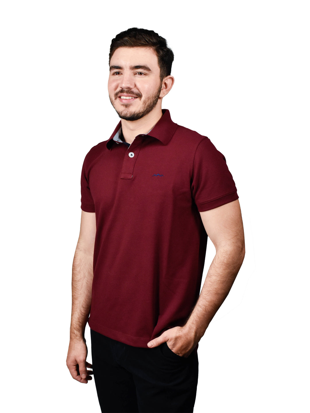 Hombre vistiendo una playera polo color tinto de manga corta.