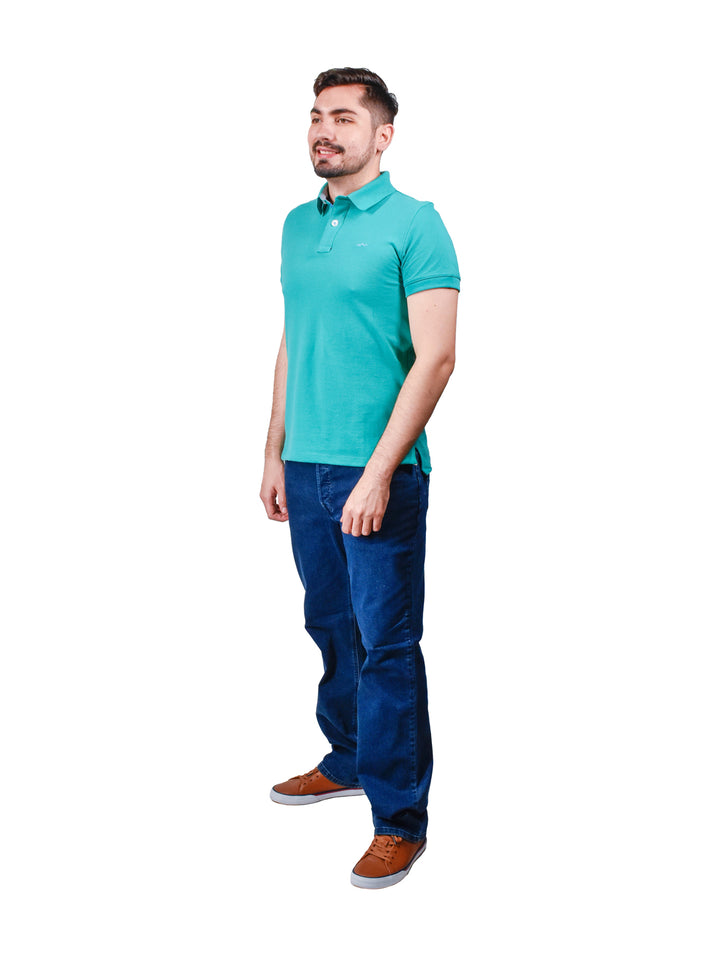 Hombre vistiendo una playera polo color azul aqua de manga corta.