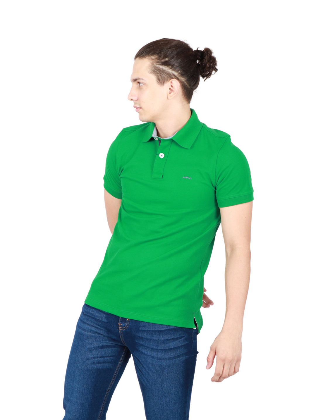 Hombre vistiendo playera polo color verde bandera de manga corta y cuello con botones.