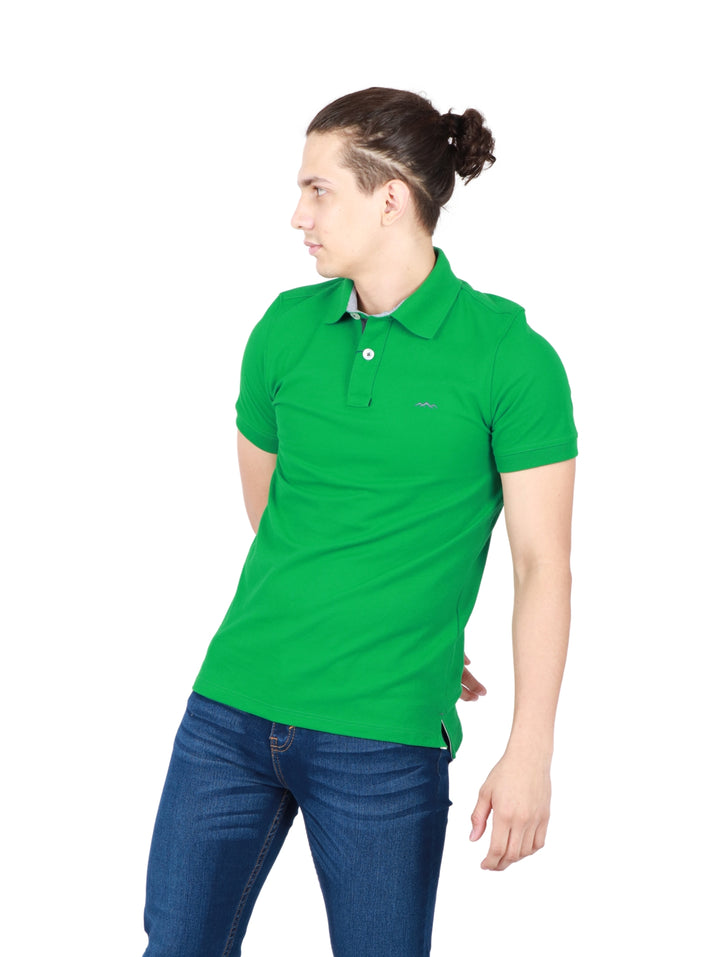 Hombre vistiendo playera polo color verde bandera de manga corta y cuello con botones.