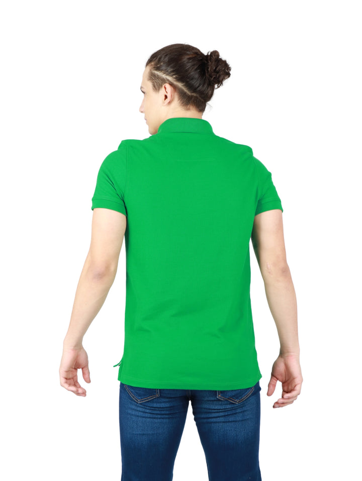 Hombre vistiendo playera polo color verde bandera de manga corta y cuello con botones.