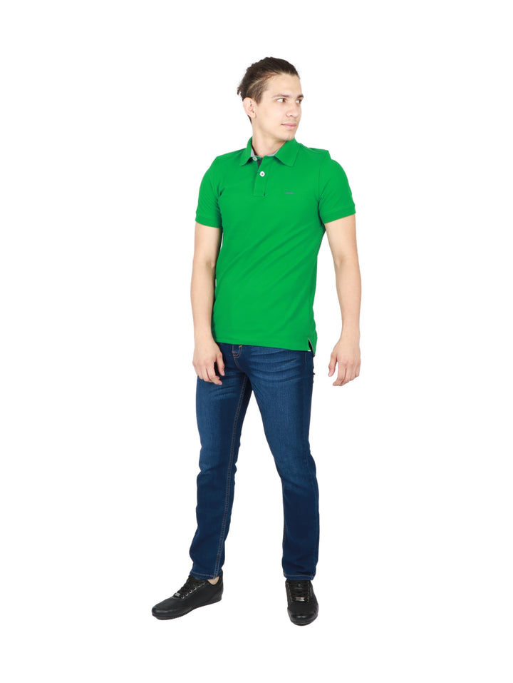 Hombre vistiendo playera polo color verde bandera de manga corta y cuello con botones.