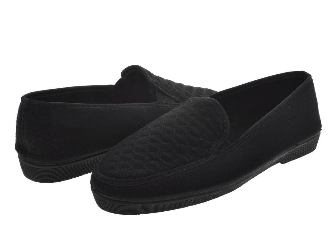 Par de pantuflas negras de tela duvetina, diseño cerrado y cómodo.
