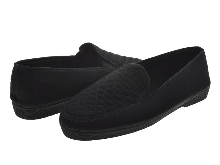 Par de pantuflas negras de tela duvetina, diseño cerrado y cómodo.