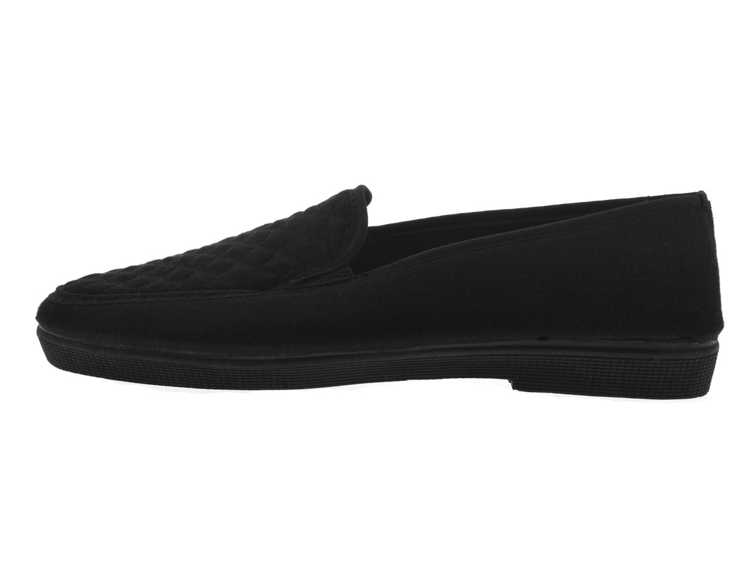 Par de pantuflas negras de tela duvetina, diseño cerrado y cómodo.