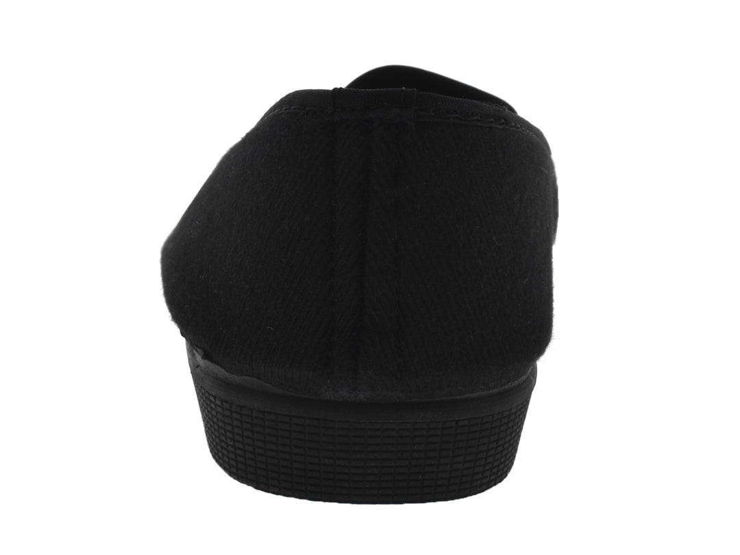 Par de pantuflas negras de tela duvetina, diseño cerrado y cómodo.