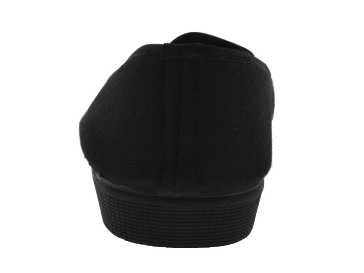 Par de pantuflas negras de tela duvetina, diseño cerrado y cómodo.