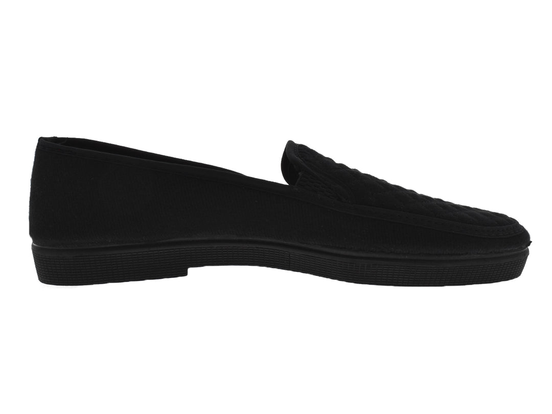 Par de pantuflas negras de tela duvetina, diseño cerrado y cómodo.