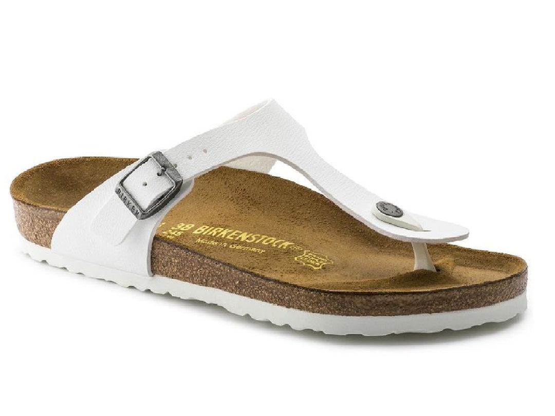 Sandalia blanca Birkenstock para mujer con plantilla de corcho y hebilla metálica.