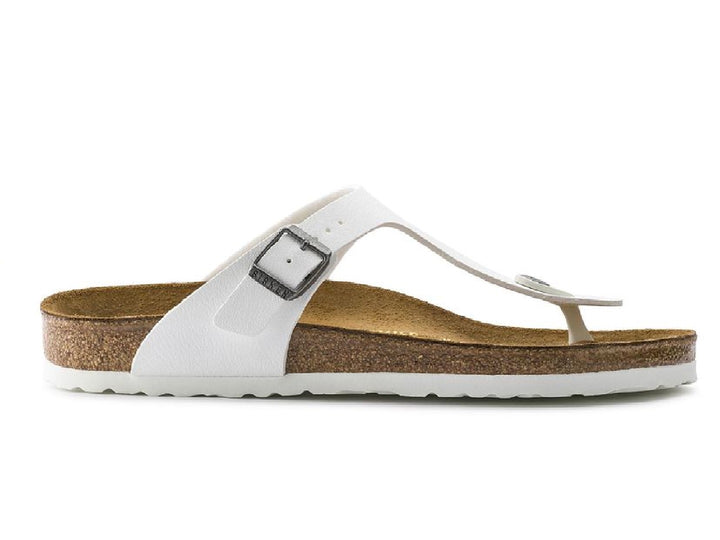 Sandalia blanca Birkenstock para mujer con plantilla de corcho y hebilla metálica.