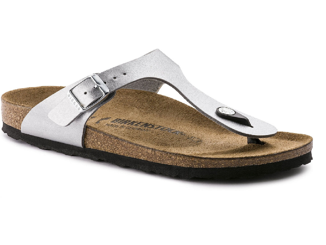 Sandalia Birkenstock Gizeh en color plata metálico con suela de corcho y correa ajustable con hebilla.