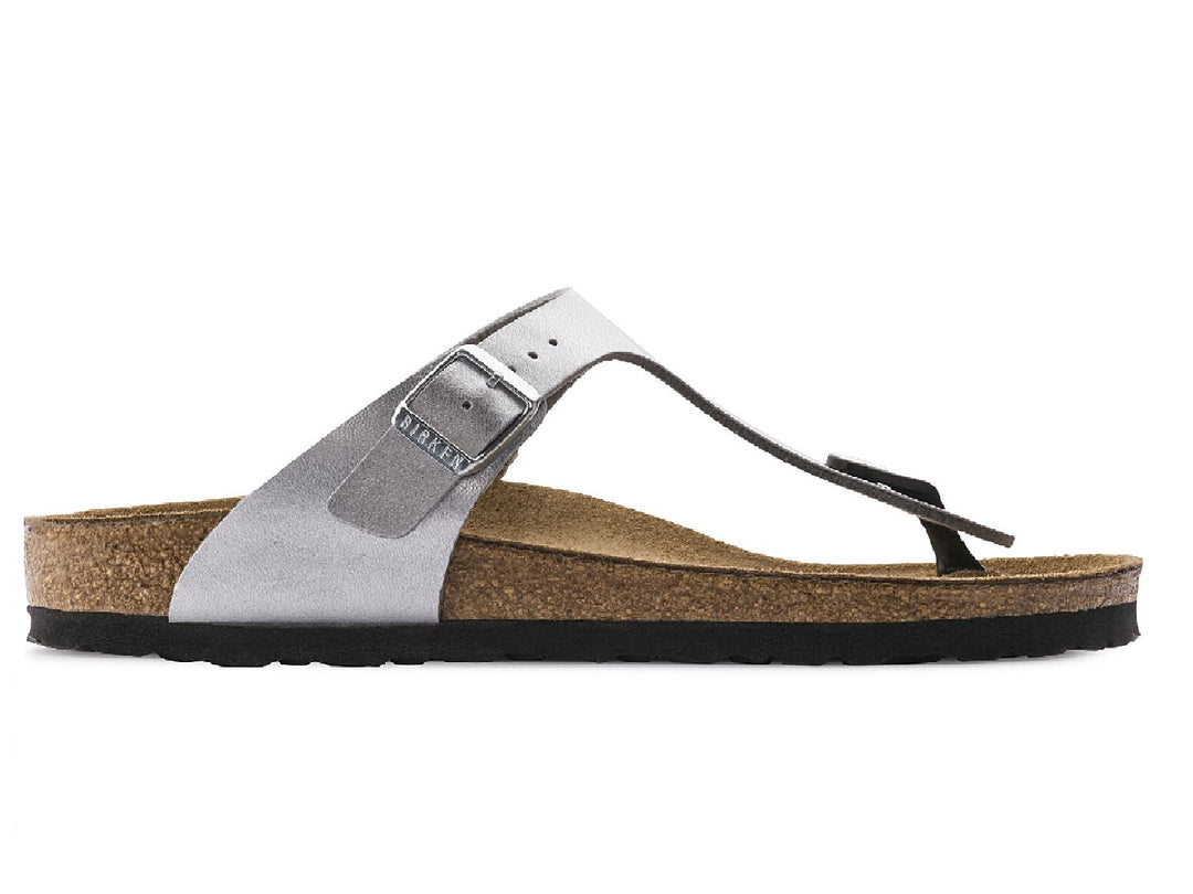 Sandalia Birkenstock Gizeh en color plata metálico con suela de corcho y correa ajustable con hebilla.