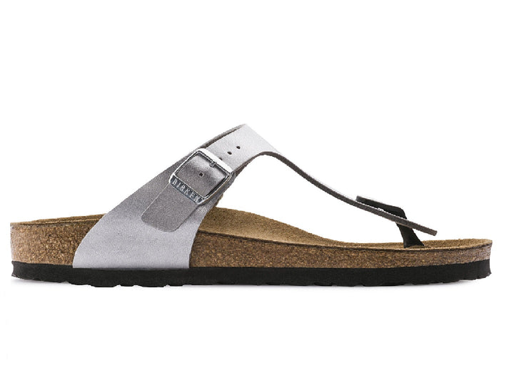 Sandalia Birkenstock Gizeh en color plata metálico con suela de corcho y correa ajustable con hebilla.