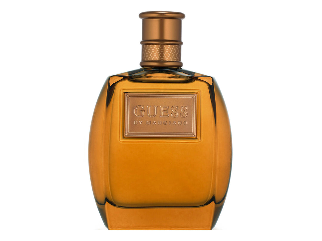 Botella de perfume Guess by Marciano de color ámbar con tapa bronce sobre fondo blanco.