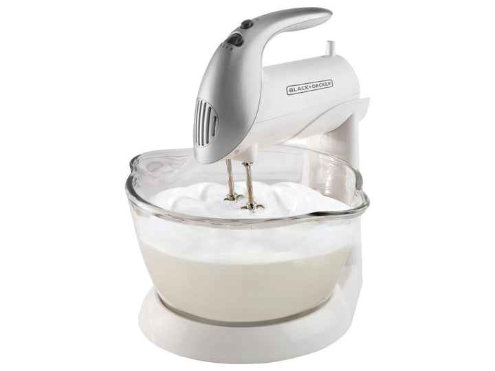 Batidora de pedestal Black and Decker blanca y plateada con bowl de vidrio y crema batida.