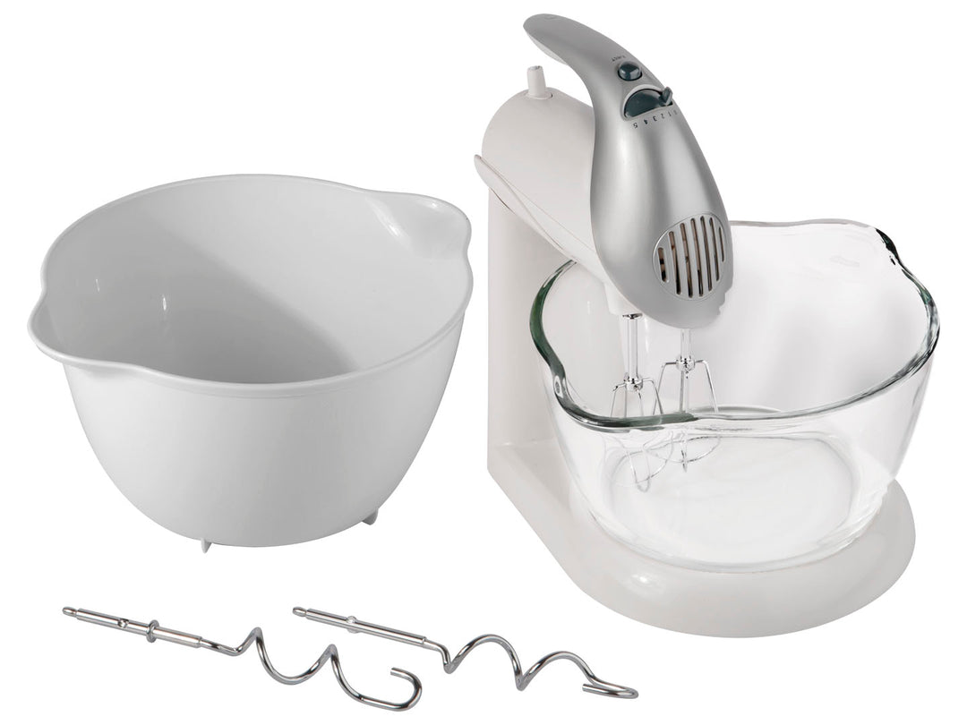 Batidora de pedestal Black and Decker blanca y plateada con bowl de vidrio y crema batida.