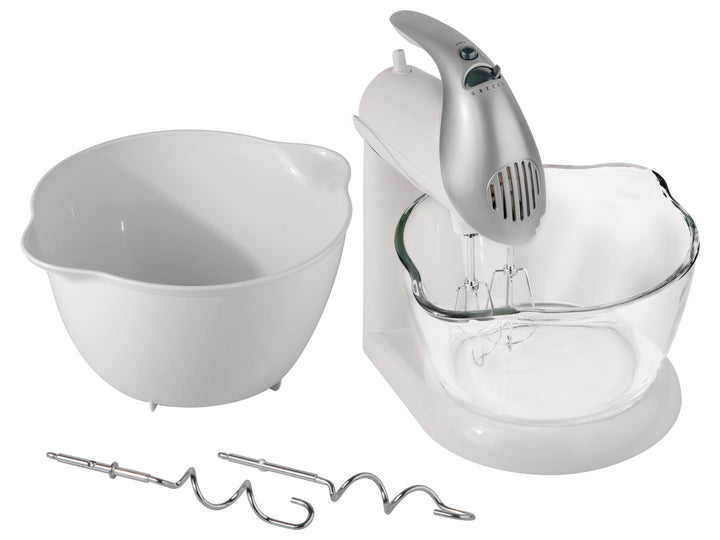 Batidora de pedestal Black and Decker blanca y plateada con bowl de vidrio y crema batida.