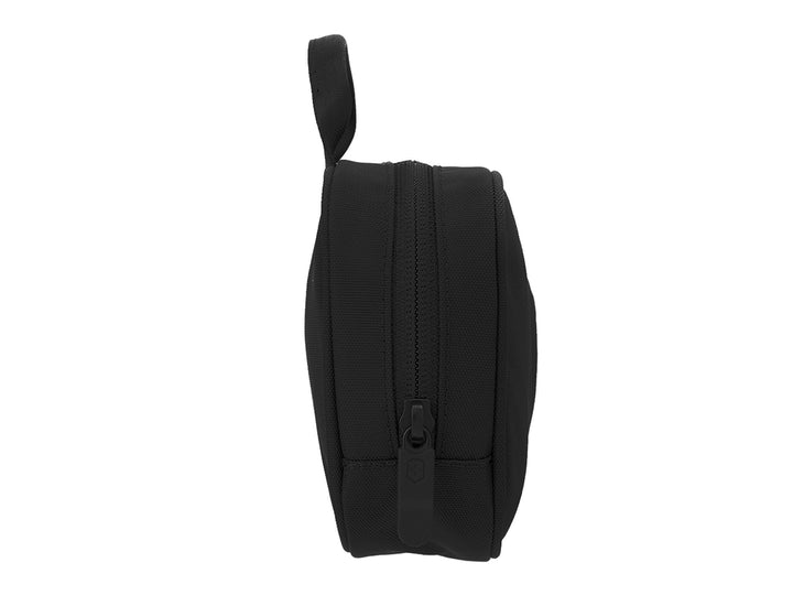 Neceser de viaje color negro de la marca Victorinox con asa superior y cierre.