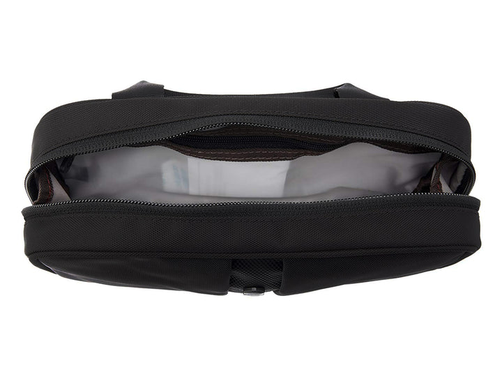 Neceser de viaje color negro de la marca Victorinox con asa superior y cierre.