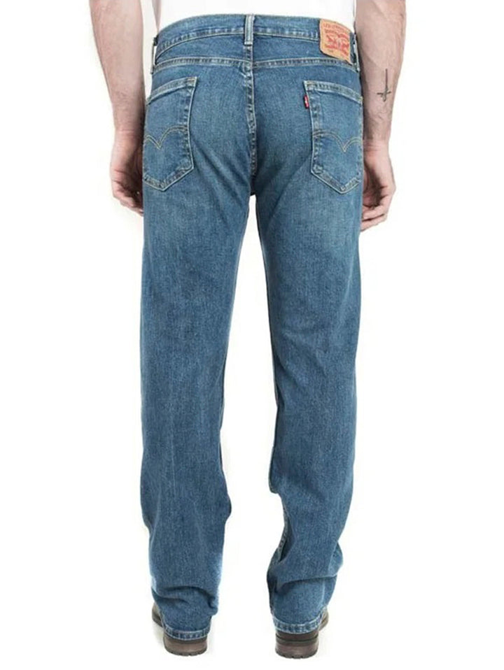 Vista posterior de un hombre vistiendo jeans Levi&