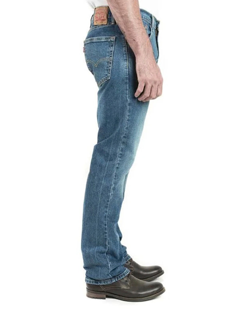 Vista posterior de un hombre vistiendo jeans Levi's 505 de color azul regular fit.