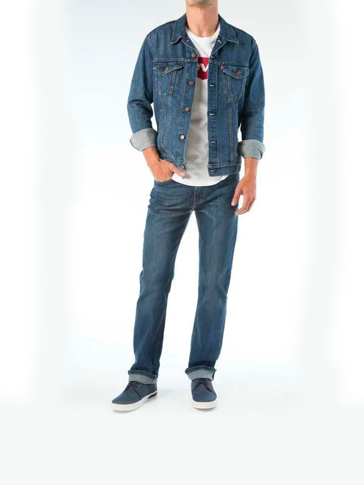 Hombre vistiendo pantalones jeans Levi&