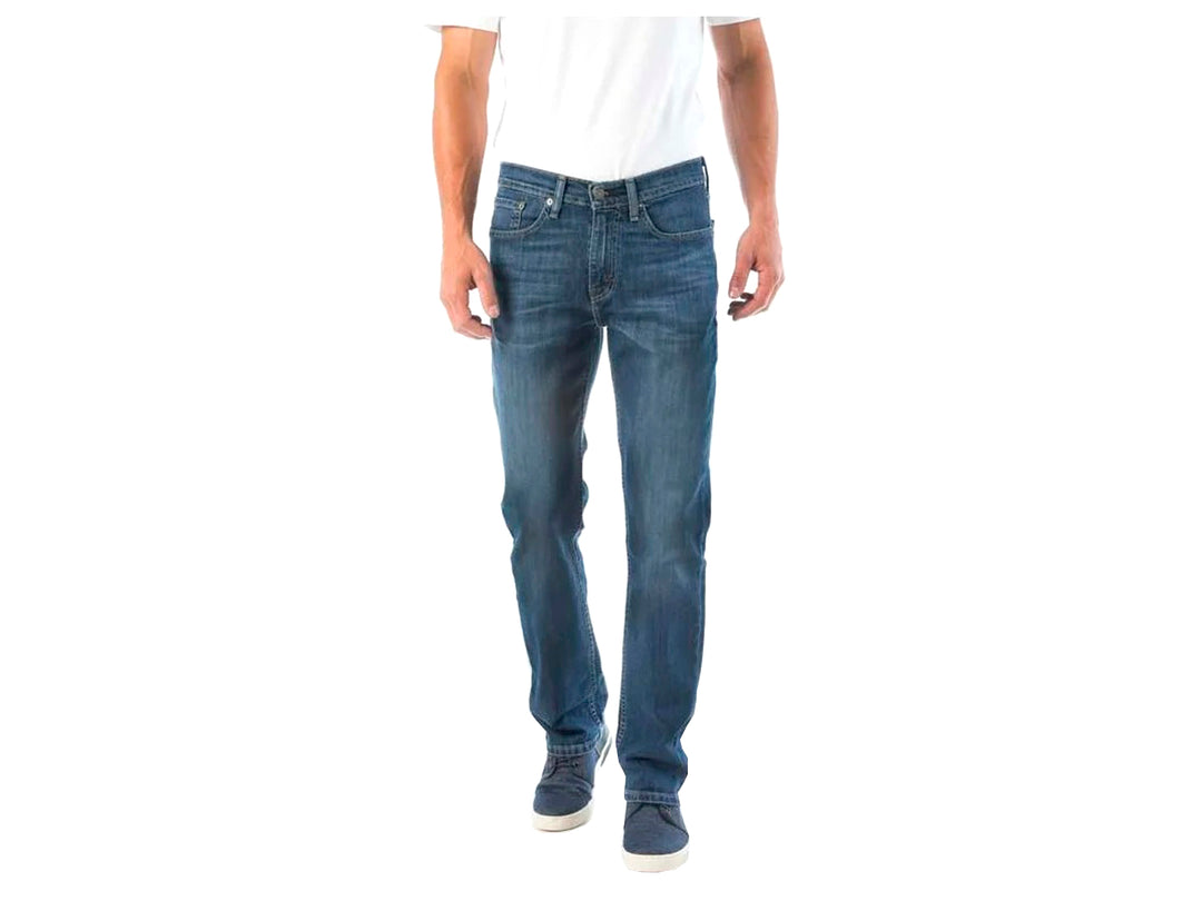 Hombre vistiendo pantalones jeans Levi&