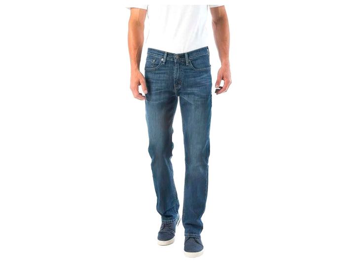 Hombre vistiendo pantalones jeans Levi&