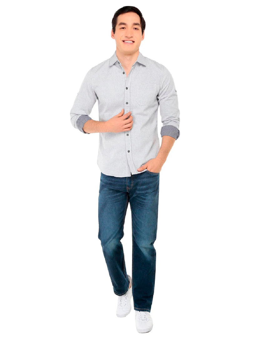 Hombre vistiendo jeans Levi&