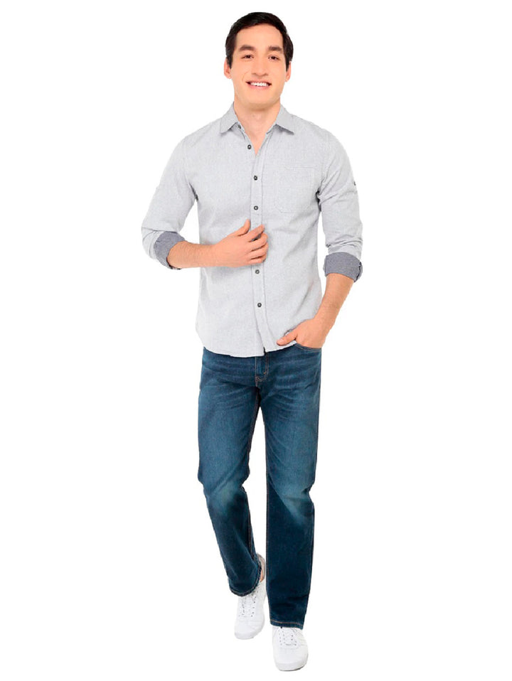 Hombre vistiendo jeans Levi&