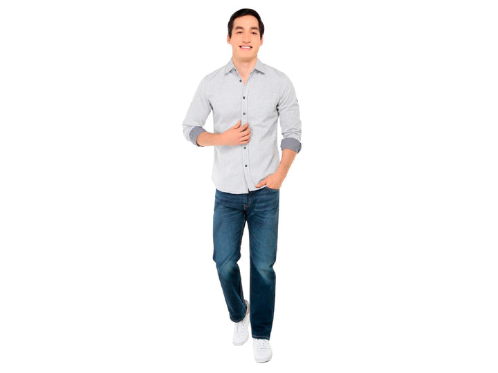 Hombre vistiendo jeans Levi&
