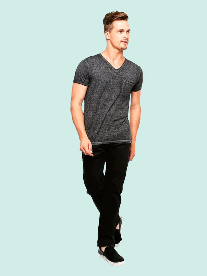 Hombre vistiendo pantalones jeans Levi&