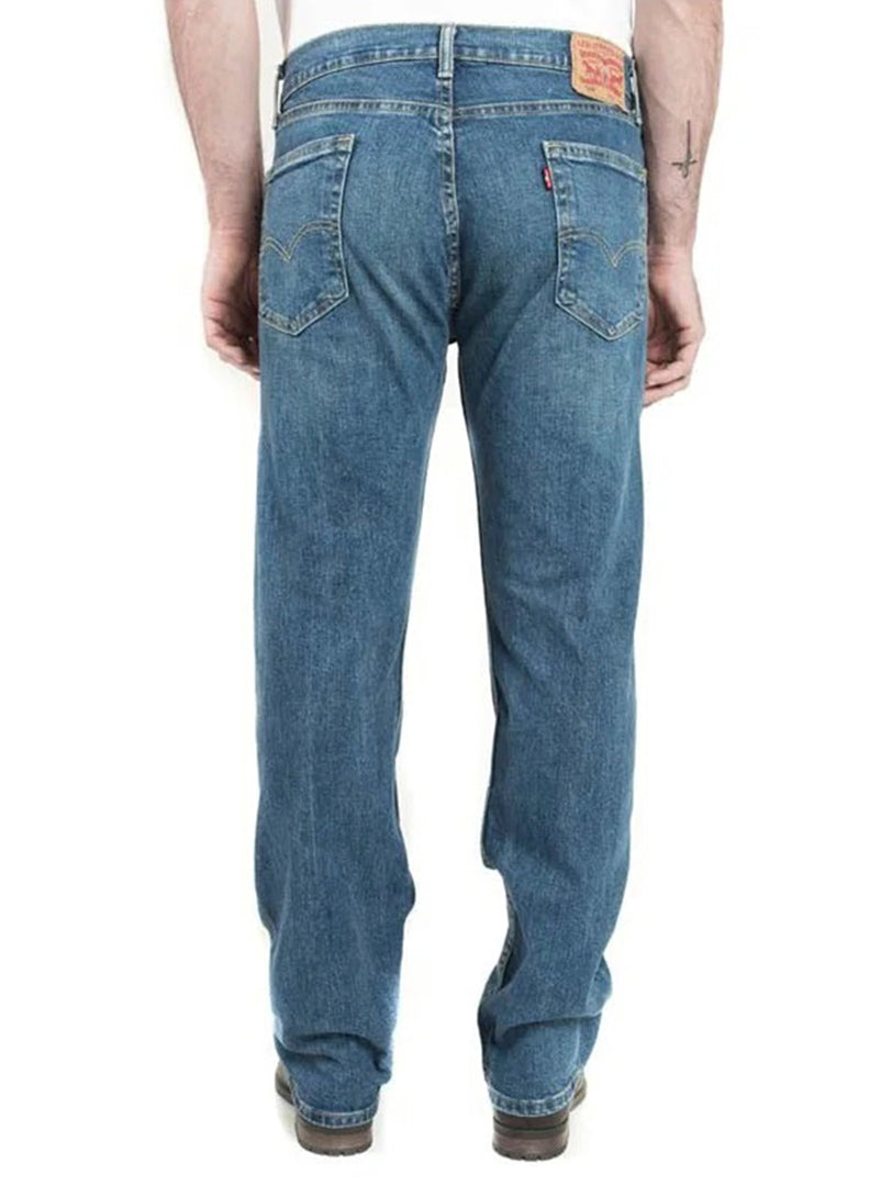 Vista trasera de pantalones jeans Levi's 505 en color azul para hombre.