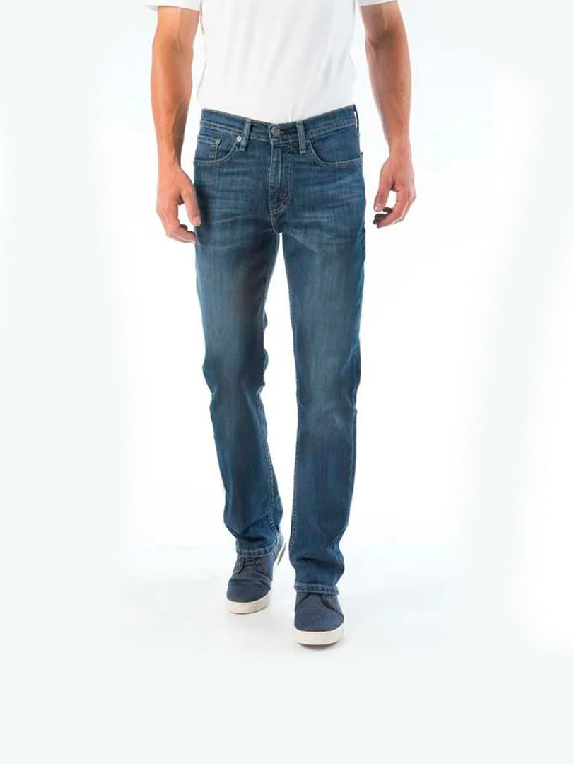 Hombre vistiendo pantalones jeans Levi&