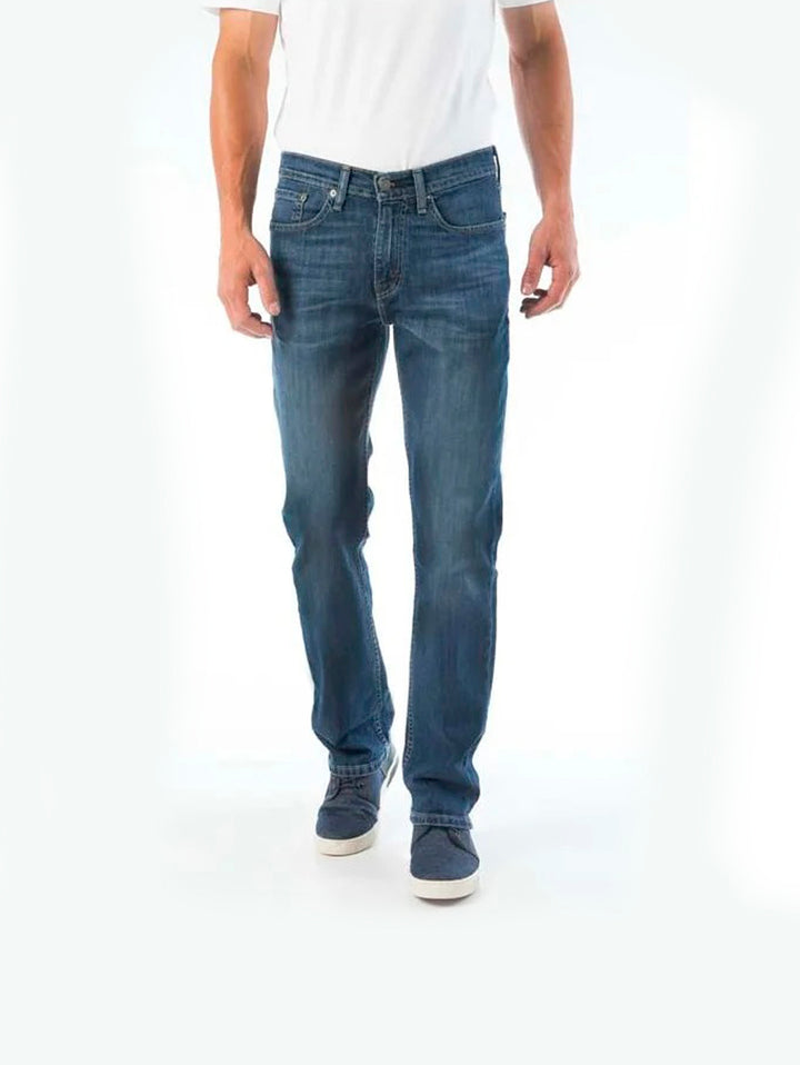 Hombre vistiendo pantalones jeans Levi&